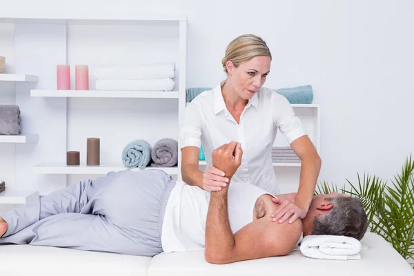 Fisioterapeuta fazendo massagem no ombro para seu paciente — Fotografia de Stock