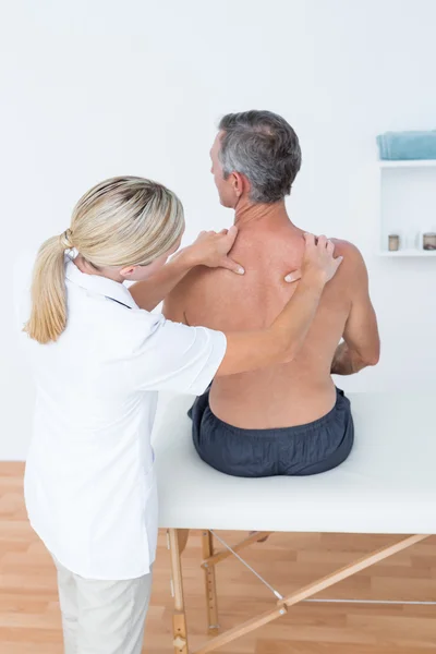 Médico examinando a su paciente —  Fotos de Stock