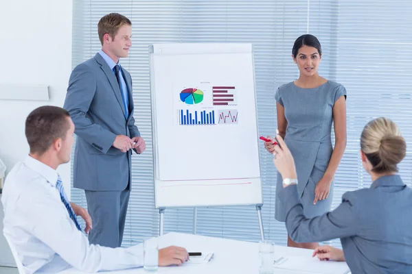 Gente de negocios haciendo presentación estadística — Foto de Stock