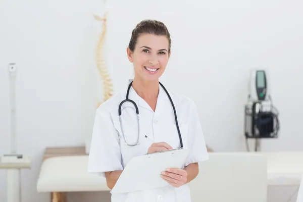 Sorridente médico feminino — Fotografia de Stock