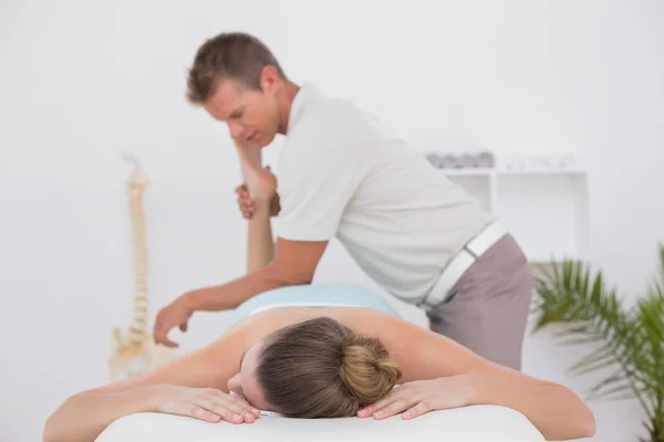 Sjukgymnast gör ben massage — Stockfoto