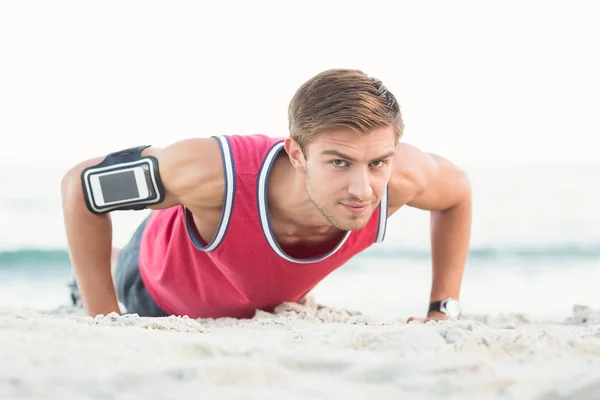 Handsome man doing push ups — Stock Photo, Image