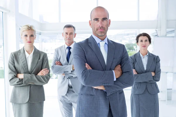 Geschäftskollegen lächeln in die Kamera — Stockfoto