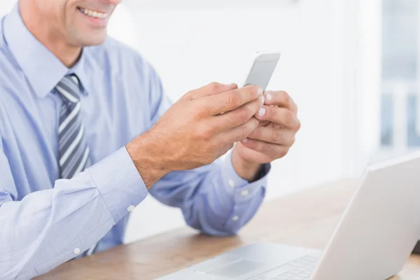 Empresário sorridente enviando texto — Fotografia de Stock