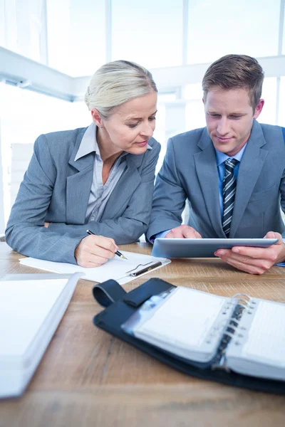 Mensen uit het bedrijfsleven Tablet PC gebruiken in office — Stockfoto