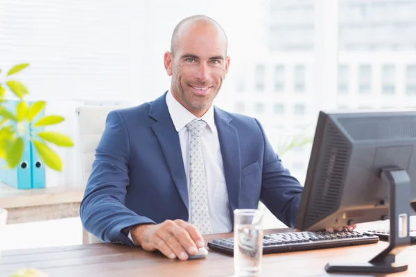 Smiling businessman looking at camera — Stock Photo, Image