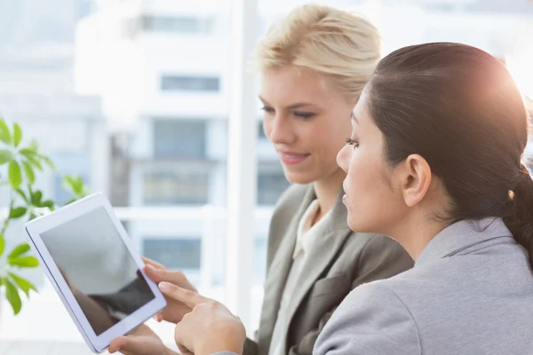 Businesswomen usando tableta — Foto de Stock