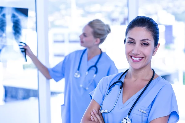 Médico feliz mirando a la cámara — Foto de Stock