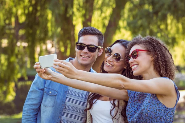 Szczęśliwi przyjaciele robią sobie selfie w parku — Zdjęcie stockowe