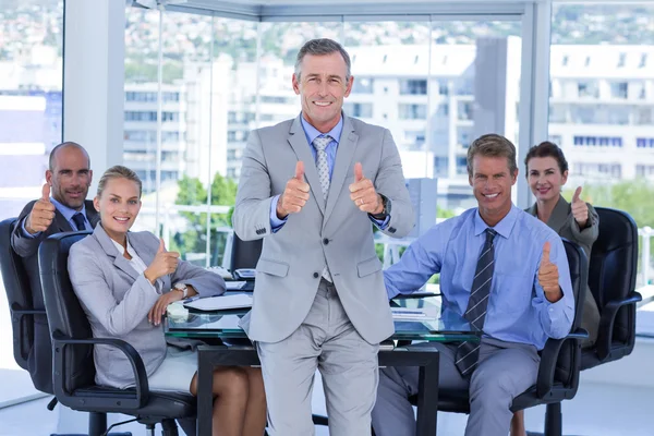 Team di lavoro mostrando pollici in su — Foto Stock