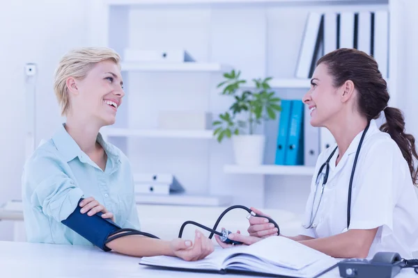 Médicos hablando juntos — Foto de Stock