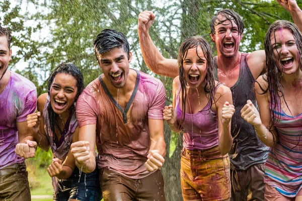 Happy vrienden bedekt met poeder verf — Stockfoto