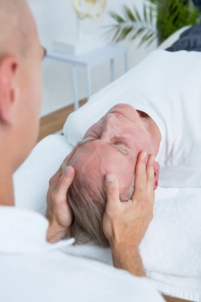 Hombre recibiendo masaje en la cabeza — Foto de Stock