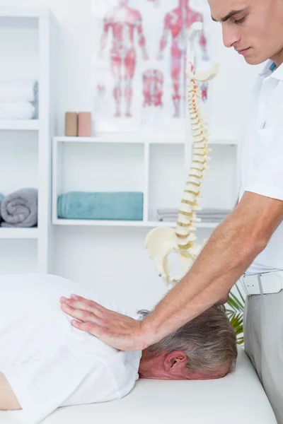 Physiotherapeut macht Nackenmassage für seinen Patienten — Stockfoto