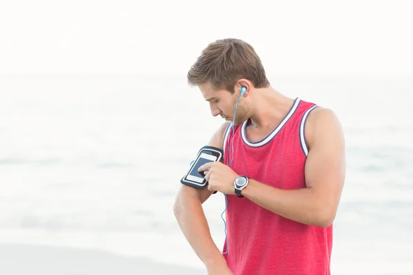 Handsome runner using his phone — Stock fotografie