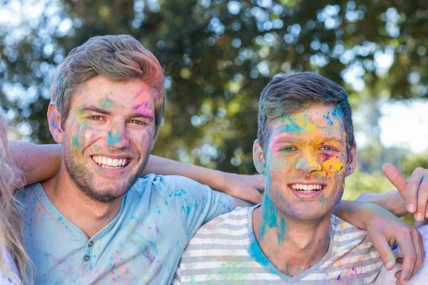 Happy vänner omfattas av pulverfärg — Stockfoto