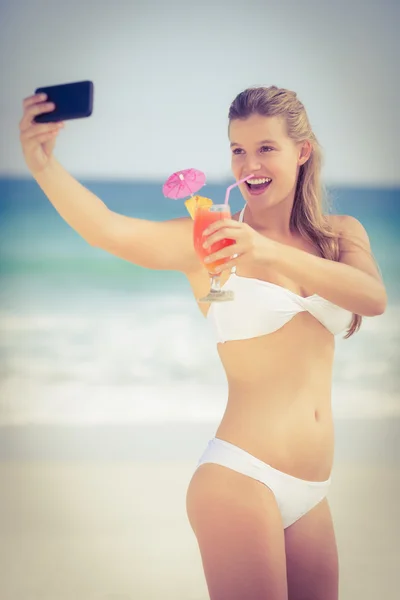 Mädchen im Badeanzug macht Selfie — Stockfoto