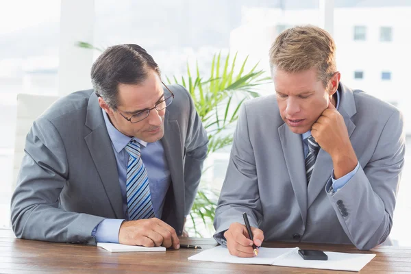 Des hommes d'affaires travaillant ensemble — Photo