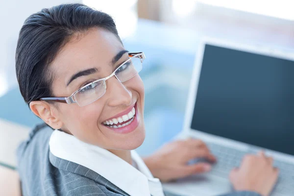 Χαμογελαστή επιχειρηματίας που χρησιμοποιεί φορητό υπολογιστή — Φωτογραφία Αρχείου