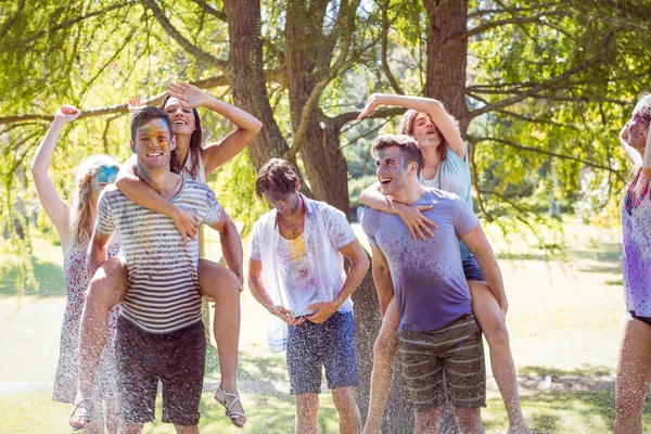 Glückliche Freunde springen ins Wasser schießen — Stockfoto