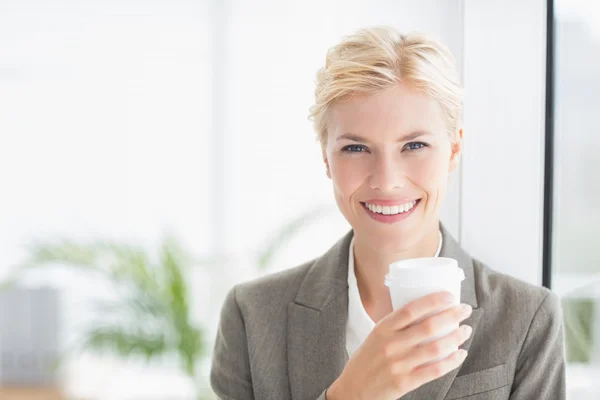 Lächelnde Geschäftsfrau blickt in die Kamera — Stockfoto