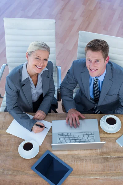 Gente sonriente de negocios usando laptop — Foto de Stock