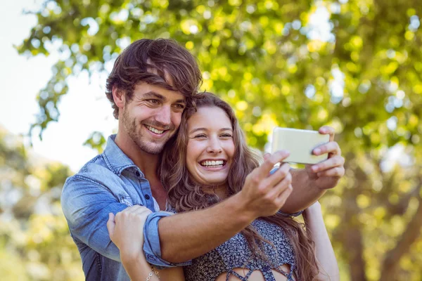 Couple hipster prenant un selfie — Photo