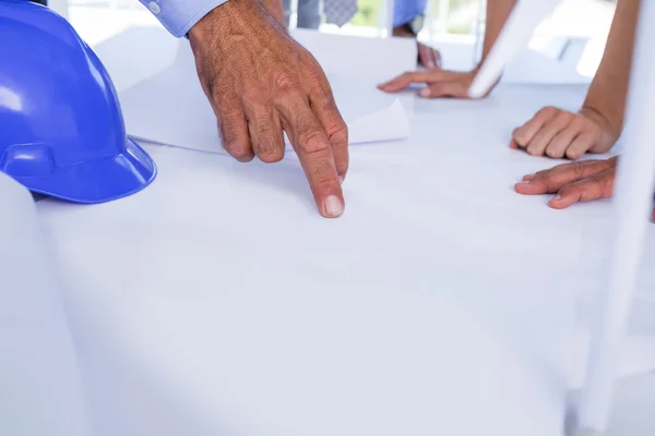 Mensen uit het bedrijfsleven kijken bouw plan — Stockfoto