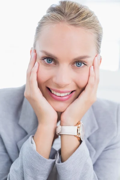 Smiling businesswoman looking at camera — Stock Photo, Image