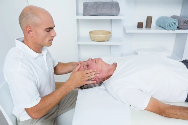 Mężczyzna odbiera masaż głowy — Zdjęcie stockowe