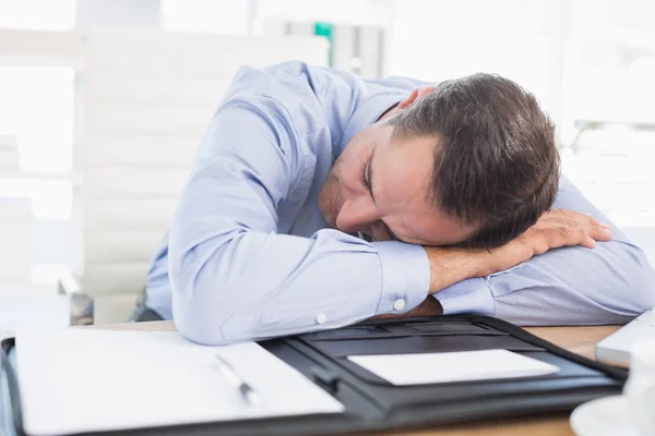 Sovande affärsman i hans kontor — Stockfoto