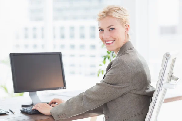 Mujer de negocios sonriente mirando a la cámara — Foto de Stock