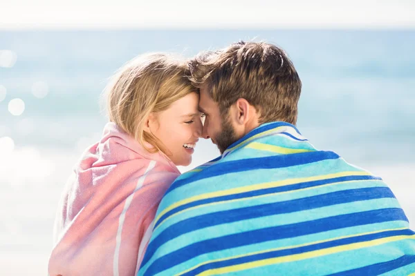 Lyckliga par avkopplande tillsammans i sanden — Stockfoto