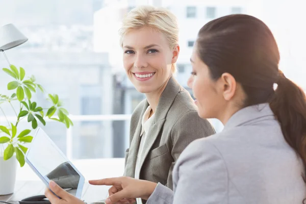 Geschäftsfrauen nutzen Tablet — Stockfoto