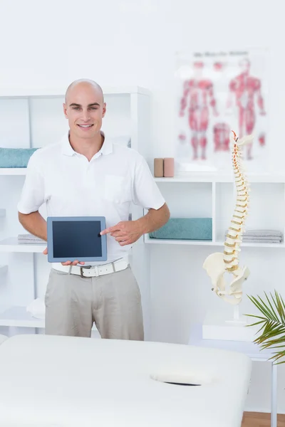 Sonriente médico mostrando PC portátil —  Fotos de Stock