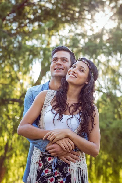 Bonito casal sorrindo no parque — Fotografia de Stock