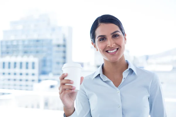 Glimlachende zakenvrouw houden wegwerp cup — Stockfoto