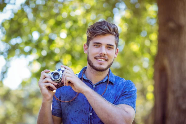 Όμορφος hipster κρατώντας εκλεκτής ποιότητας φωτογραφική μηχανή — Φωτογραφία Αρχείου