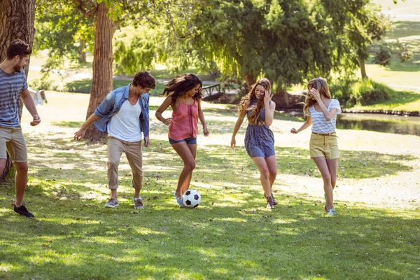 Amici felici nel parco con il calcio — Foto Stock