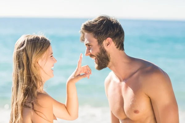 Feliz pareja divirtiéndose — Foto de Stock