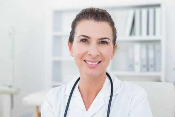 Gülümseyen doktor kameraya bakıyor. — Stok fotoğraf