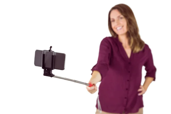 Jolie femme utilisant un selfie stick — Photo