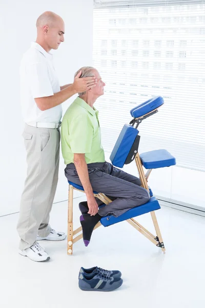 Hombre teniendo masaje en la cabeza —  Fotos de Stock