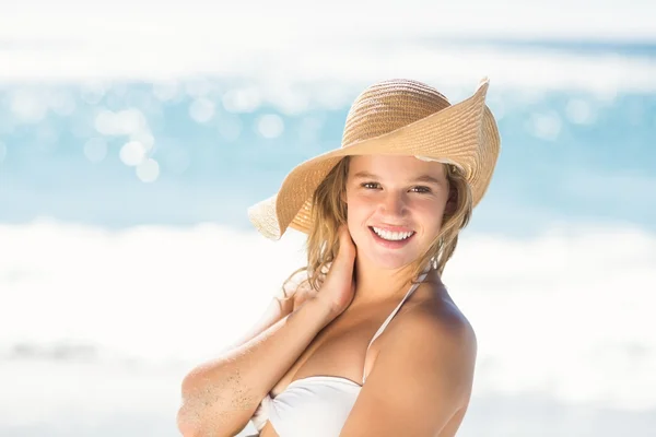 Hübsche Blondine schaut in die Kamera — Stockfoto