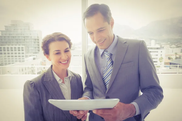 Business team tala och arbeta — Stockfoto