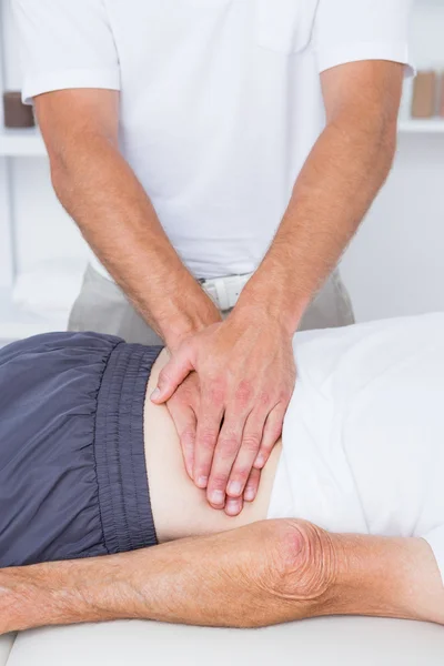 Fyzioterapeut dělá masáž zad pro svého pacienta — Stock fotografie