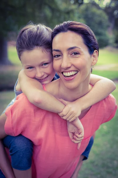 Mãe e filha se divertindo no parque — Fotografia de Stock