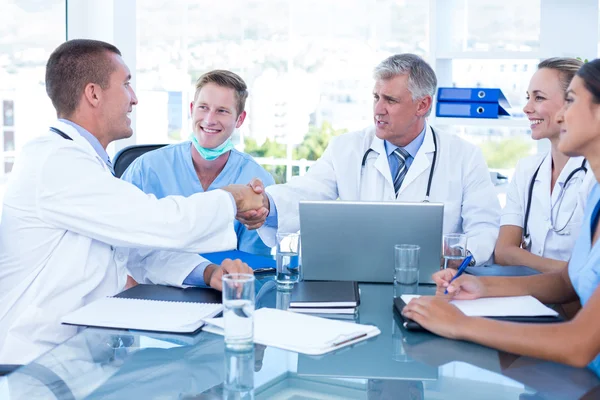 Equipo de médicos teniendo una reunión — Foto de Stock