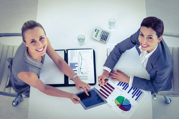 Empresarias trabajando juntas en el escritorio — Foto de Stock