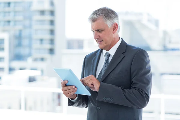 Zakenman met zijn Tablet PC — Stockfoto